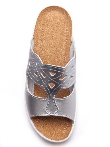 Mules à perforations fantaisie