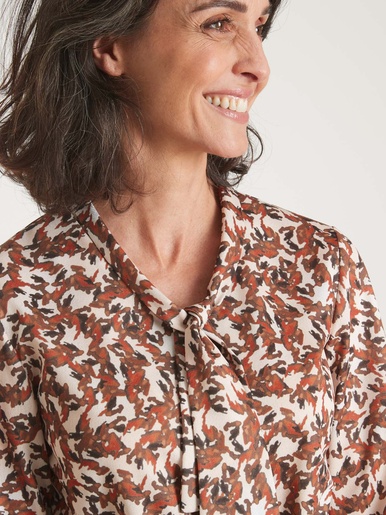 Robe élégante en maille col lavallière