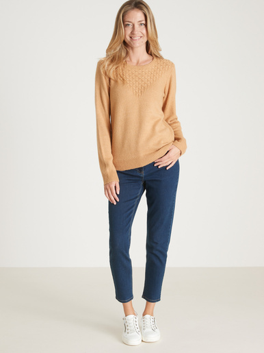 Pull avec jeu de maille pointelle