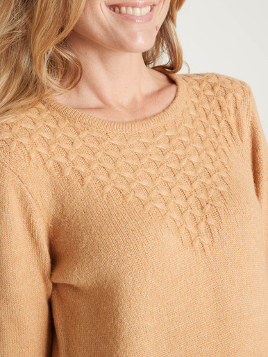 Pull avec jeu de maille pointelle