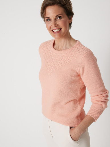 Pull avec jeu de maille pointelle