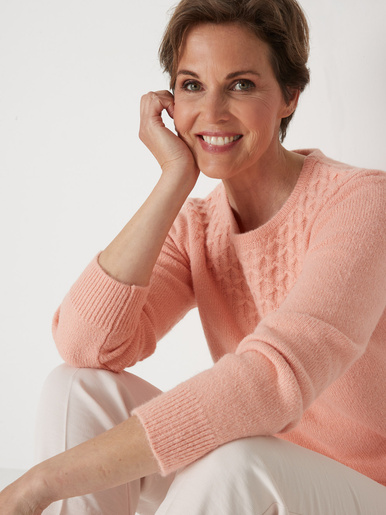 Pull avec jeu de maille pointelle