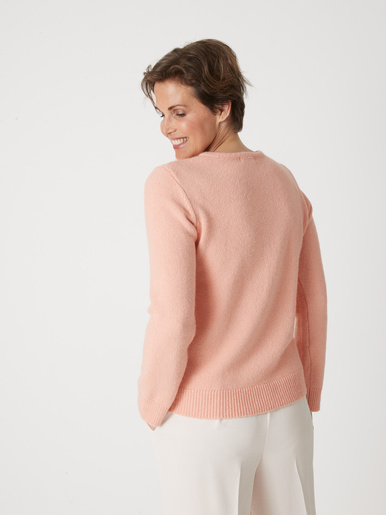 Pull avec jeu de maille pointelle