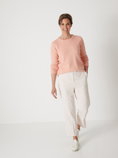 Pull avec jeu de maille pointelle
