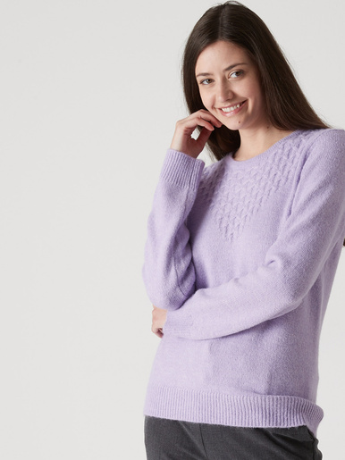 Pull avec jeu de maille pointelle