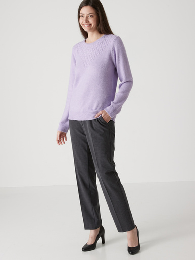 Pull avec jeu de maille pointelle