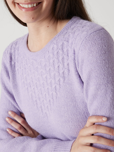 Pull avec jeu de maille pointelle