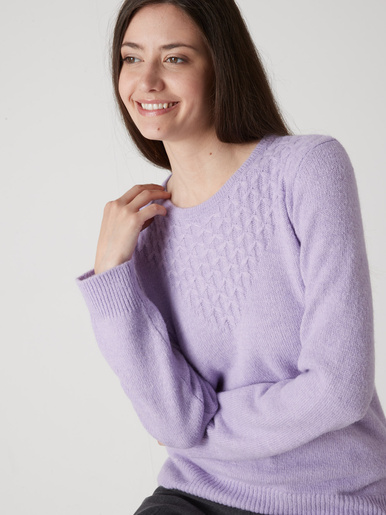 Pull avec jeu de maille pointelle