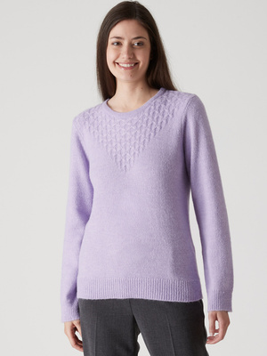 Pull avec jeu de maille pointelle