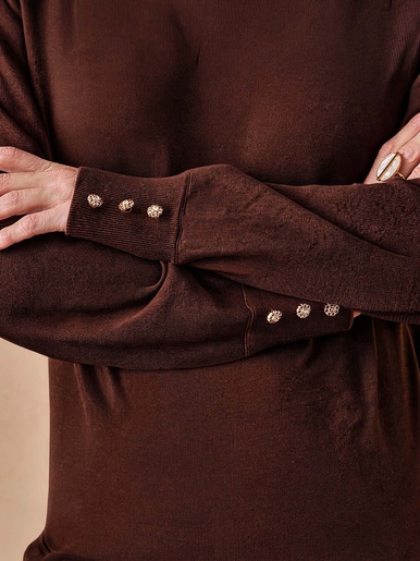 Pull boutons-bijoux aux manches