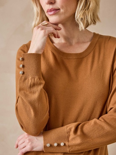 Pull boutons-bijoux aux manches