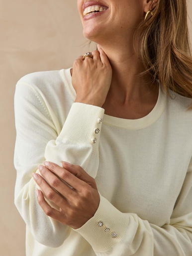 Pull boutons-bijoux aux manches