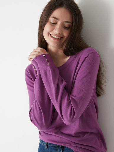 Pull boutons-bijoux aux manches