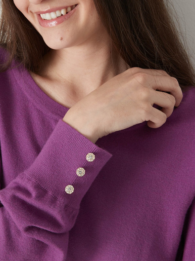 Pull boutons-bijoux aux manches