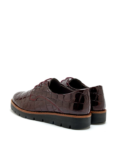 Derbies vernis façon croco