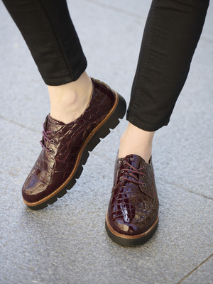 Derbies vernis façon croco