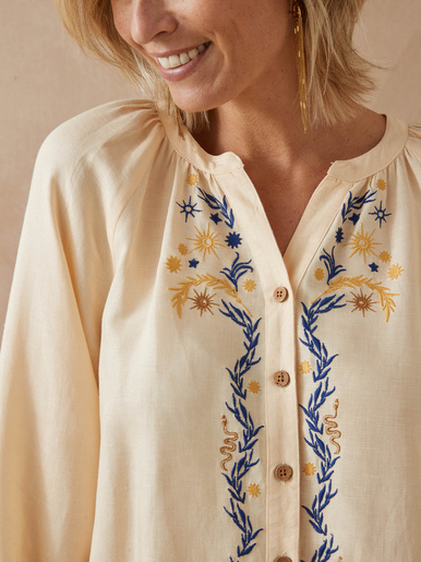 Blouse brodée avec lin