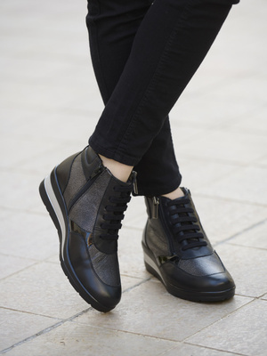 Boots zippées et lacées doublées suédine