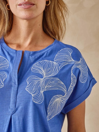 Tee-shirt brodé encolure tunisienne