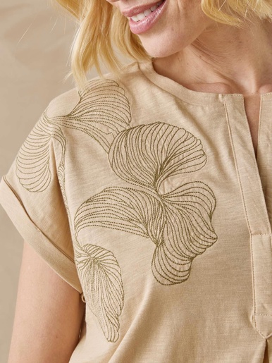 Tee-shirt brodé encolure tunisienne