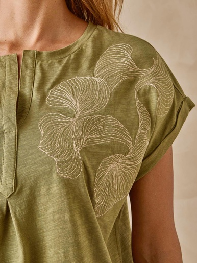 Tee-shirt brodé encolure tunisienne