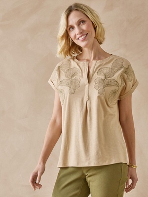 Tee-shirt brodé encolure tunisienne