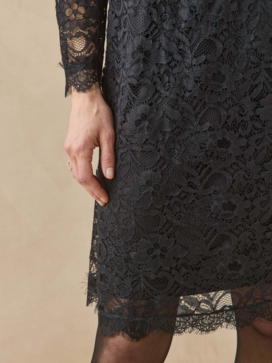 Robe ample courte en dentelle